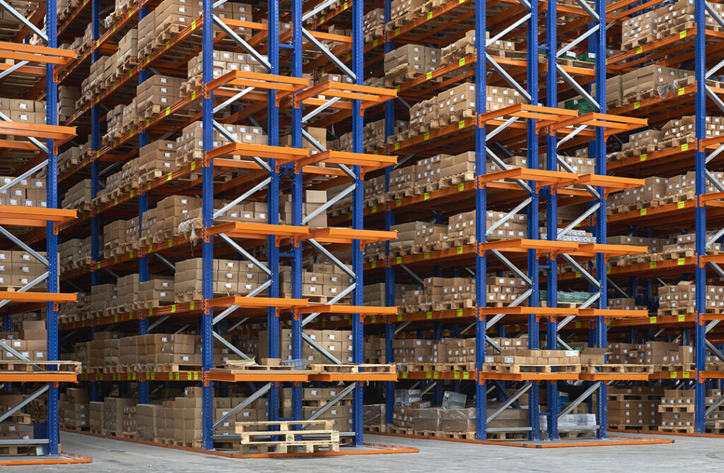 ชั้นวางสินค้าแบบพาเลท (Pallet Racking System) ซึ่งเหมาะสำหรับพื้นที่คลังสินค้าขนาดใหญ่